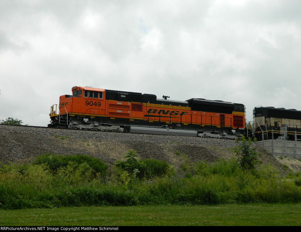 BNSF 9049